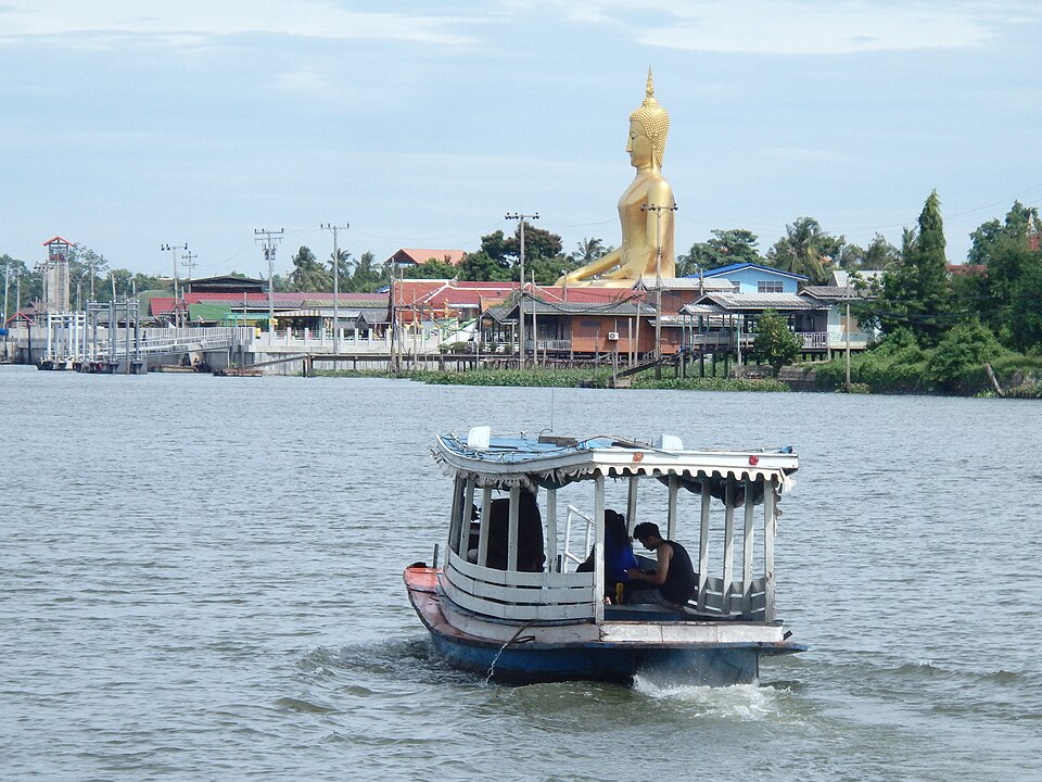 The cross-river ferry leaving Koh Kret for the Pak Kret side