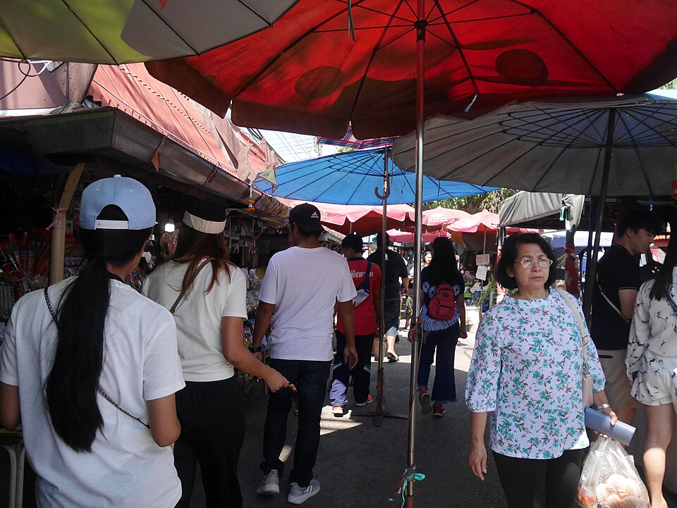 The weekend market walkway on Koh Kret, busy with visitors