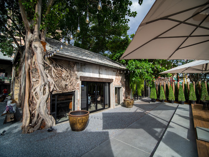 The riverside terrace at Hong Sieng Kong, Talad Noi